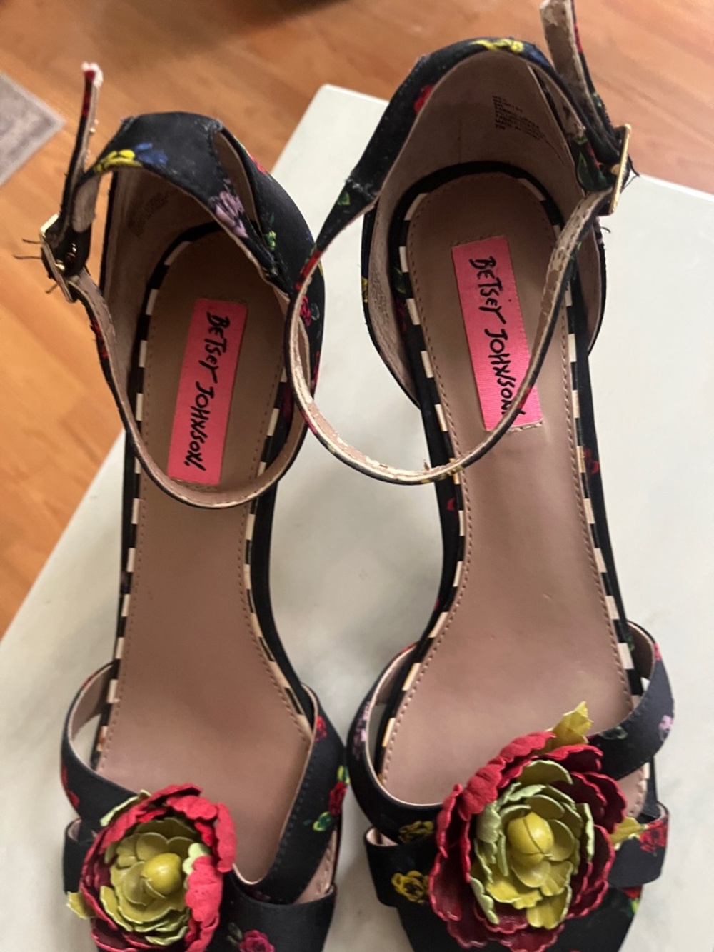 Betsey Johnson Mea strappy sandal kitten heel 2–2.5” floral embellishments - Picture 3 of 7